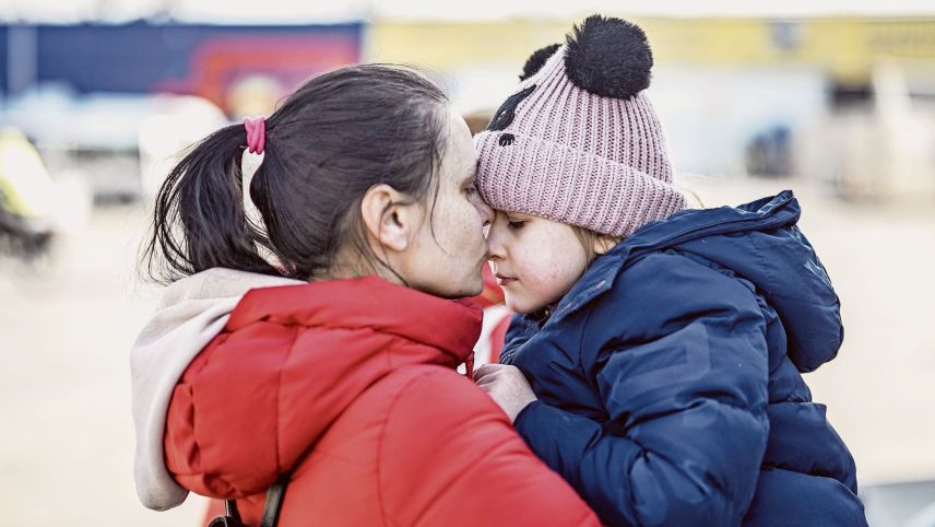 Eine Mutter mit ihrem Kind, aufgenommen im ukrainischen Grenzgebiet, kurz vor der Abreise in die Schweiz.		Foto: Mayk Wendt