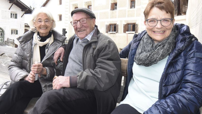 Giovannina und Roman Franziscus und Sandra Dias-Franziscus in Guarda. Foto: Hans Ulrich Gantenbein