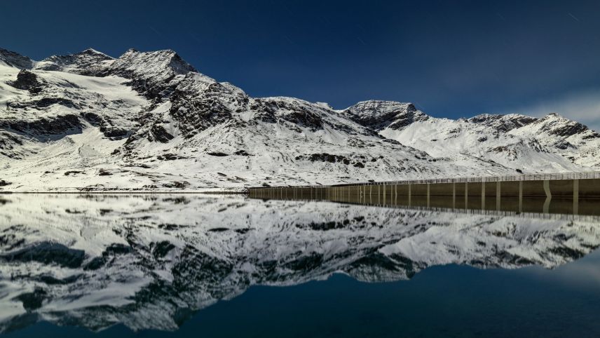 Dieses Mondlichtbild vom Lago Bianco vereint drei Leidenschaften Walthers: Mondlicht, Spiegelungen und Stauwerke. 