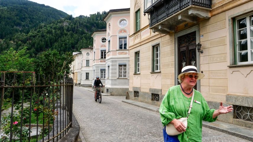 Die Häuserzeile an der Via di Palazz ist das Vermächtnis früherer und erfolgreicher Zuckerbäcker und wartet neben einer schmucken Vorderansicht auch mit üppigen Vorgärten und spannenden Rücksichten auf. 