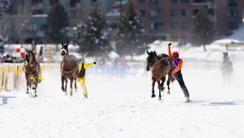 Valeria Selina Walther im orangen Dress auf dem Weg zu ihrem ersten Sieg. Foto: White Turf / Andrea Furger