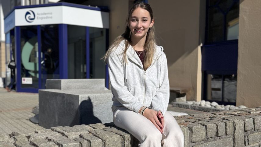 Die Maturandin Fabia Niggli vor der Academia Engiadina. Foto: Fadrina Hofmann