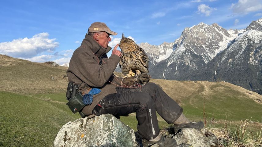 Werner Fischer e’l püf grond Bubo van daspö tschinch ons üna via cumünaivla (fotografia: Martin Camichel).