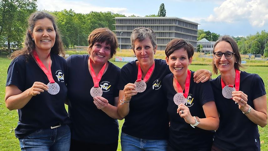 Indiaca-Frauen des TV Samedan mit der Bronzemedaille vom Eidgenössischen Turnfest. Foto: z. Vfg