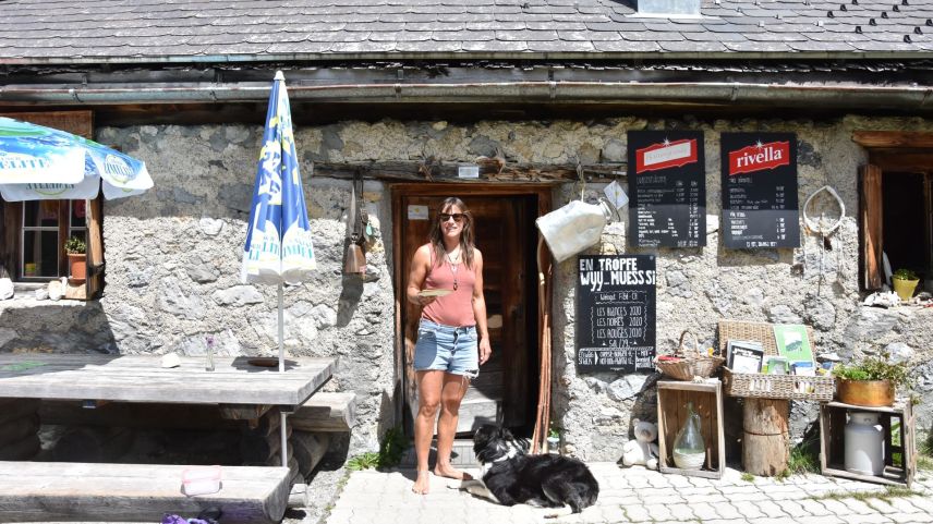 Seit fünf Jahren hirtet Sarah Szories in den Sommermonaten auf der Alp Plavna (Foto: Bettina Gugger).