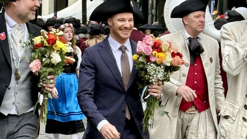 Ein strahlender Dario Cologna. Foto: Fadrina Hofmann