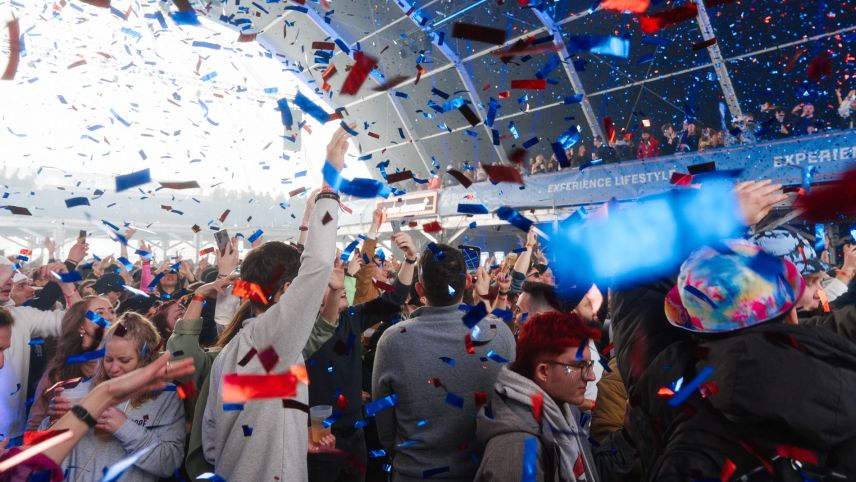 Eine ausgelassene Partymeute im Hauptzelt. 