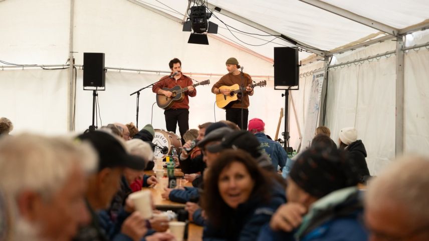 Das Nidwaldner Duo «Dom Beech» unterhielt die Voluntaris in Silvaplana und sorgte für eine gute Stimmung am Tag der Voluntaris. Foto: Andrea Furger