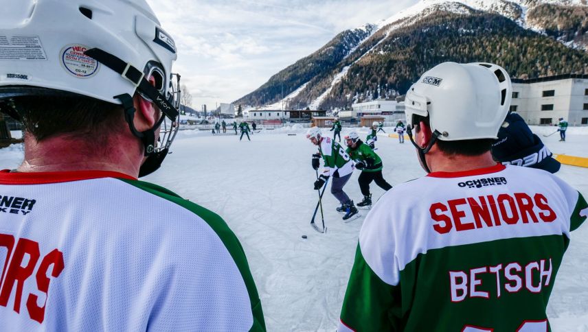 Das Save-Pond-Hockeyturnier in Zernez wurde mit acht Teams auf zwei Natureisfeldern gespielt. Foto: Jon Duschletta