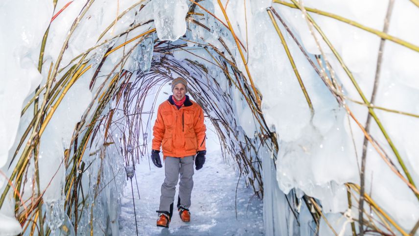 Felix Keller, 2017 in der europaweit ersten Ice Stupa eingangs der Val Roseg.