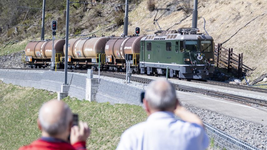 Einfahrt der Grünen RhB Ge 4/4 II 611 „Landquart“ in Bergün am vergangenen Freitag. Foto: Mayk Wendt