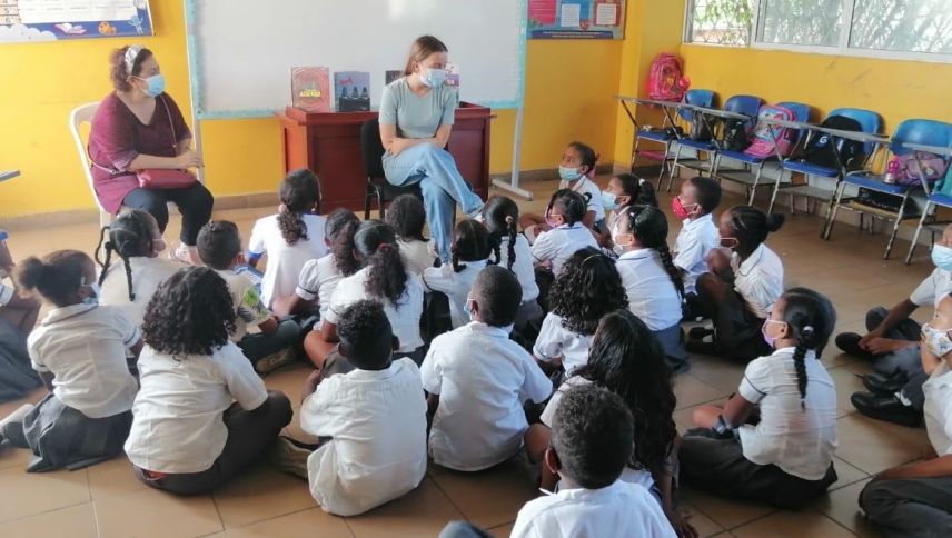 Valentina Alvarez hat 2022 in einer Schule im Arm,enviertel unterrichtet. Foto: Valentina Alvarez