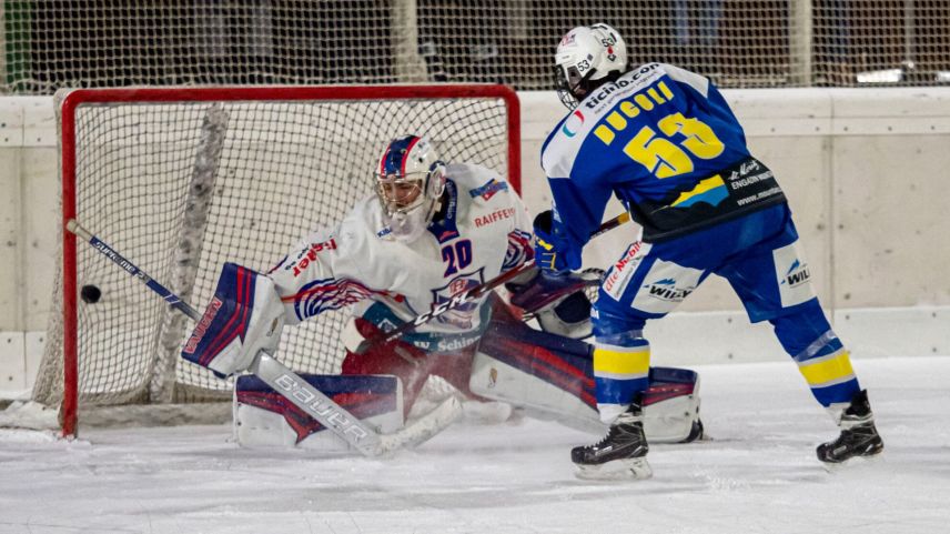 Sein Treffer entscheidet das Spiel. Ducoli (EHC St.Moritz) versenkt den 4. Penalty. Foto: Daniel Zaugg
