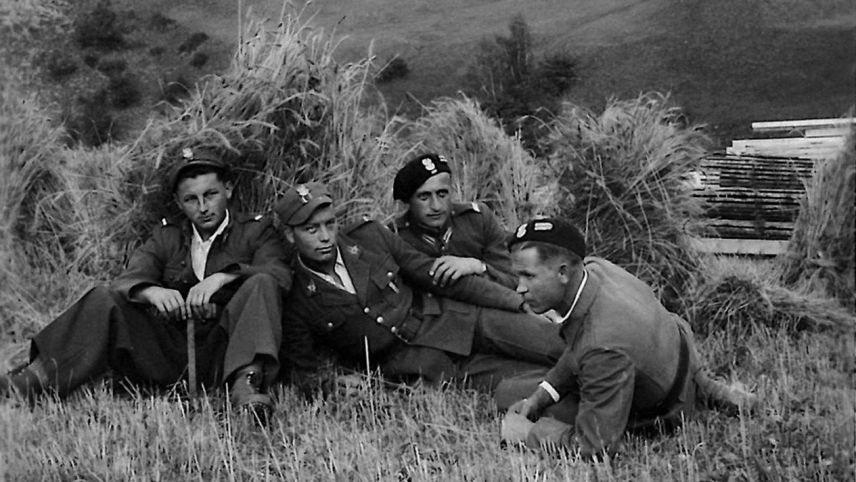 Bolek Kozakiewicz hat seine Kollegen - polnische Internierte - während der Arbeitseinsätze in Tarasp fotografiert. Foto: Bolek Kozakiewicz