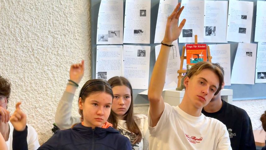 Die EP/PL hat eine Schulklasse besucht und mit ihr zum Thema Stimmrechtsalter 16 gesprochen. Eine Mehrheit der Schülerinnen und Schüler würde das begrüssen. 		
Foto: Anna Hartmann