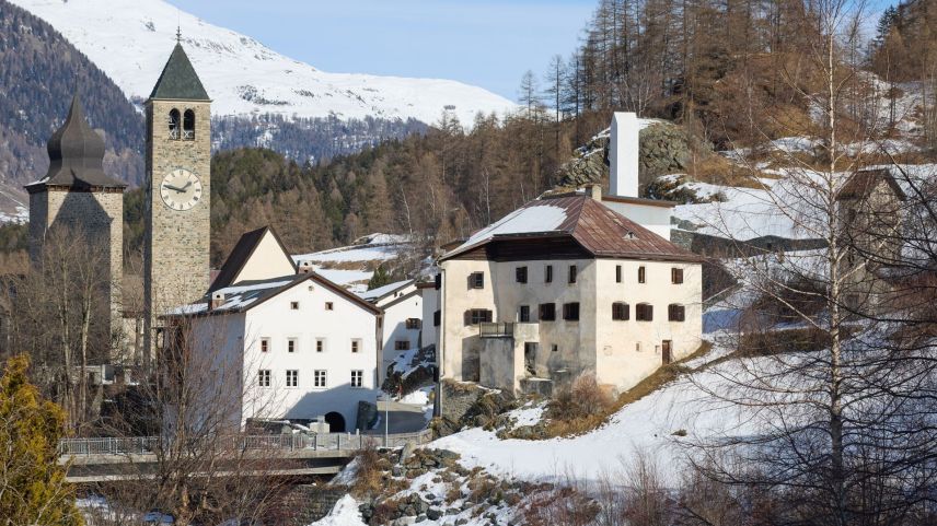 La chasa San Gion a Susch (a dretta) dess gnir integrada i’l Muzeum davo üna restoraziun (fotografia: Michael Steiner).