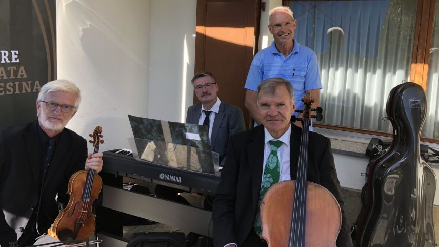Geburtstagskind Heiri Denoth (stehend) und das Trio der Camerata Pontresina.