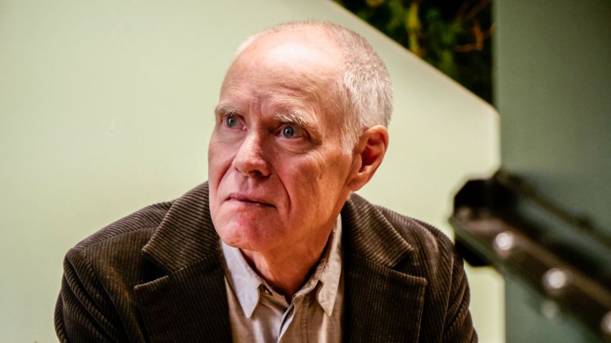 Alt Bundesrat Moritz Leuenberger in den Räumlichkeiten der Kaffeerösterei Badilatti in Zuoz. Foto: Jon Duschletta