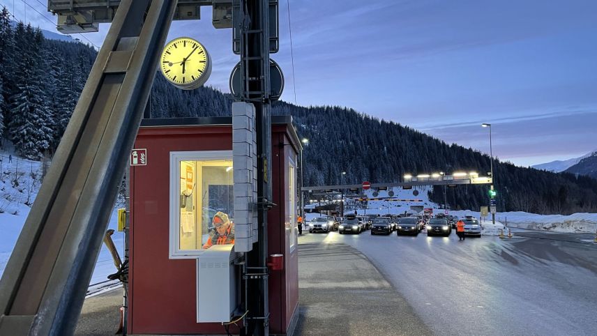 Chi chi voul rivar ad ura cun seis auto sül tren a Sagliains o Selfranga, sto esser duos minuts plü bod al portal dal tunnel (fotografia: RTR).
