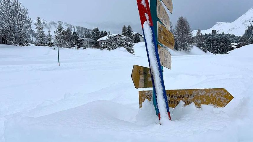 Maloja hatte in den letzten Tagen am meisten mit den niedergehenden Schneemassen zu kämpfen. Foto: Andrea Gutgsell