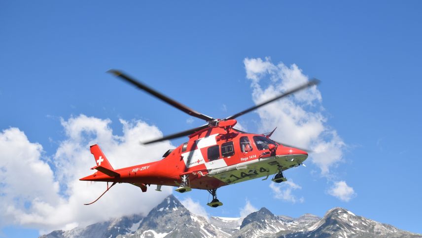Trotz medizinischer Erstversorgung durch ein Ambulanzteam der Rettung Val Müstair sowie der Rega-Crew verstarb der Verunglückte vor Ort. Foto: Kantonspolizei