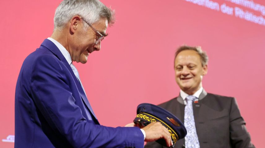 Mario Cavigelli (links) übernimmt das VR-Präsidium der RhB von Stefan Engler. Foto: SwissImage