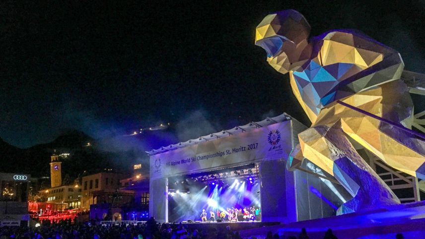 Edy, il superstar dals champiunedis mundiels da skis a San Murezzan ho demusso grandezza e coolness e nu s'ho schmuanto düraunt la festa d'avertüra niaunch'ün mielin. Fotografia: Jon Duschletta