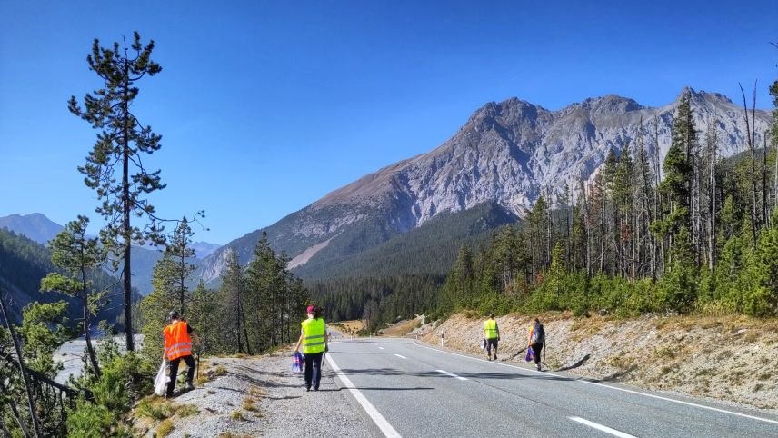 
Teilnehmende des traditionellen privaten Putzlagers säuberten im Schweizerischen Nationalpark unter anderem die Ränder der Ofenpassstrasse von Unrat, hauptsächlich von Zigarettenstummeln. Foto: Matthias Althaus