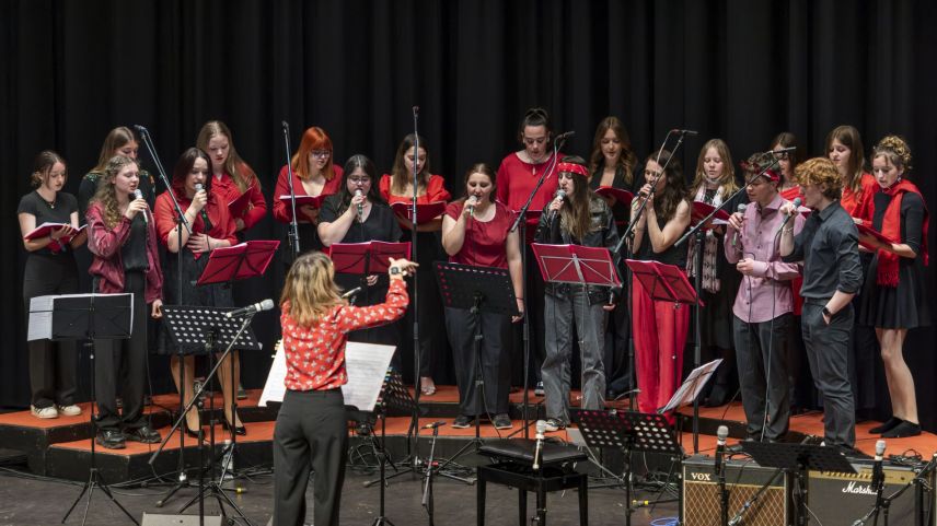 Der Schulchor der Academia Engiadina Samedan mit Dirigentin Helga Arias in Aktion am Samstagabend im Pontresiner Kongresszentrum Rondo. Foto: Gioanna Meuli