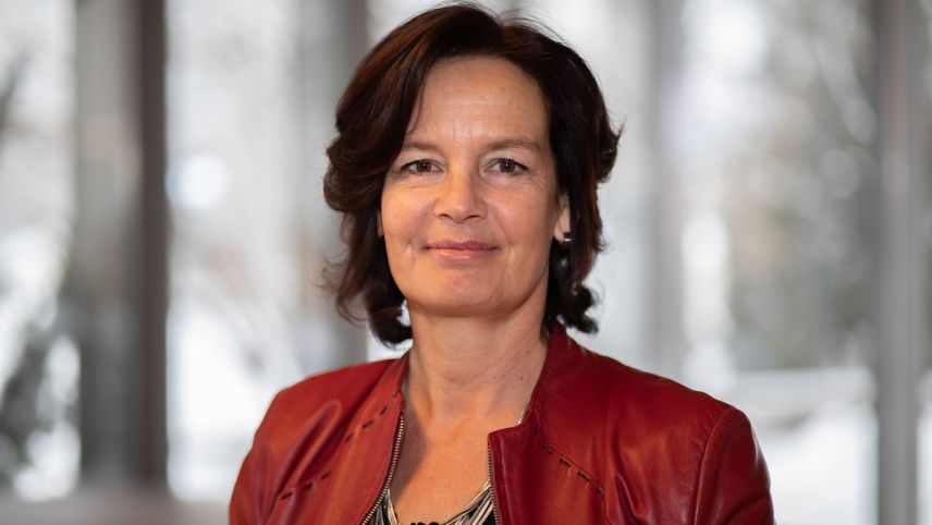 Marisa Feuerstein maina ün büro d’architectura a Scuol (fotografia: Dominik Täuber).