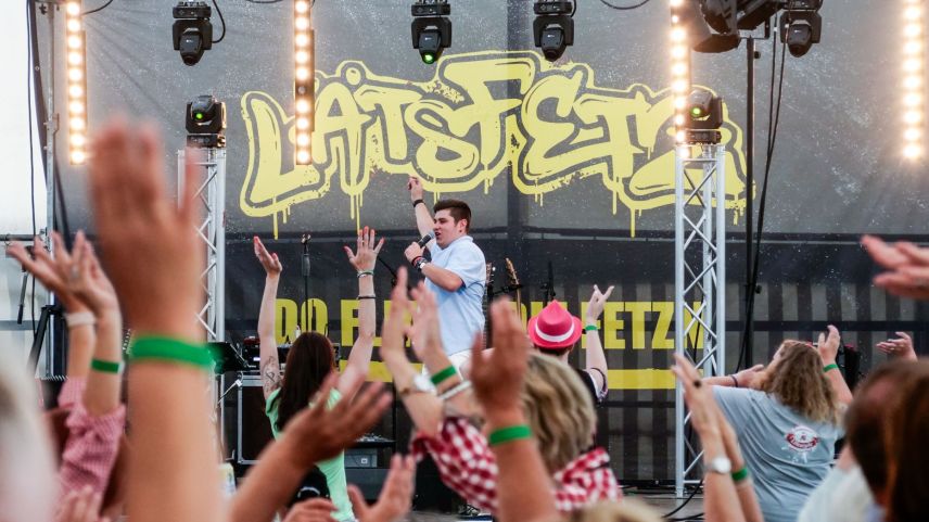 Der Tiroler Schlagersänger Alex Reichinger macht Stimmung. Foto: Jon Duschletta