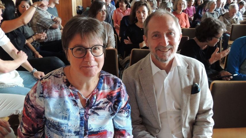 ll capo cumünal da Scuol, Aita Zanetti, ed il secretari general da la Lia Rumantscha Markus Solinger, han salüdà a 153 partecipantas e partecipants dals cuors intensivs da rumantsch a Scuol (fotografia: Benedict Stecher).