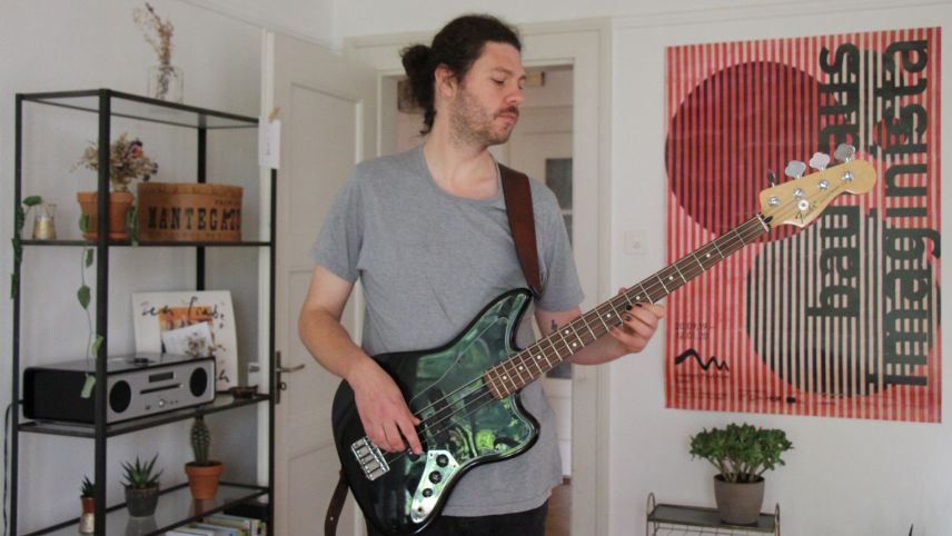 Valentin Bezzola da Scuol dà üna pitschna demonstraziun da seis talent sco musicist e bassist (fotografia: Gianna Duschletta).