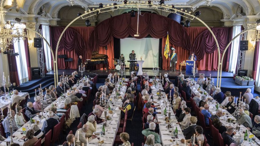 Festlich gedeckte Tischreihen im Hotel Reine Victoria: 180 Gäste wurden von der Küchen- und Servicecrew des Hotels Laudinella/Reine Victoria bewirtet.
Foto: Giancarlo Cattaneo/fotoswiss.com