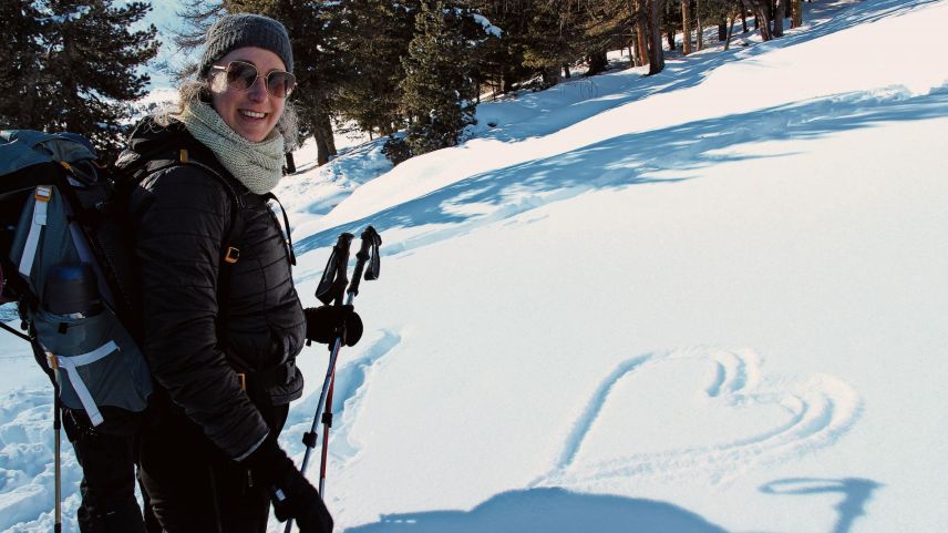 Antonia Eisenhut malt ein Herz für die Natur in den Schnee.