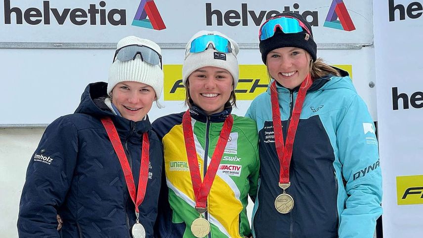 Podest der Mädchen U16, Lina Bundi (Alpina St. Moritz) wird 2., Saskia Barbüda (Lischana Scuol) wird 3. Beide sind in ihrer letzten Saison in der Nachwuchskategorie, ab kommender Saison werden sie bei FIS-Rennen starten. Foto: Swiss Ski