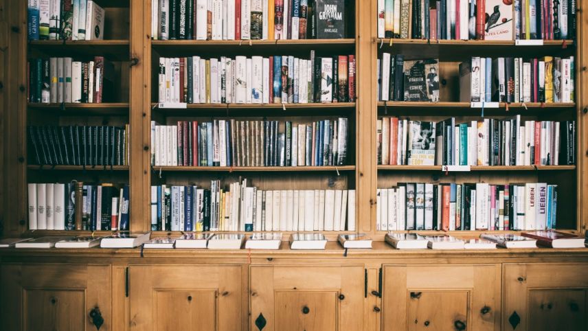 An den Silser Buchtagen lesen lokale und auswärtige Autoren aus ihren Werken. Foto: Gian Giovanoli © Sils Tourismus.