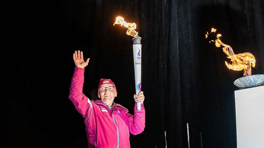 Im Januar 2020 kommt Albert Giger in St. Moritz die Ehre zuteil, das olympische Feuer der Olympischen Jugend-Winterspiele zu entzünden. Foto: fotoswiss.com/Giancarlo Cattaneo