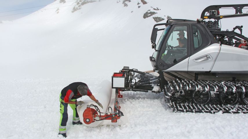 Die Vliesrollen werden zusammengenäht, ausgerollt und straffgezogen. 