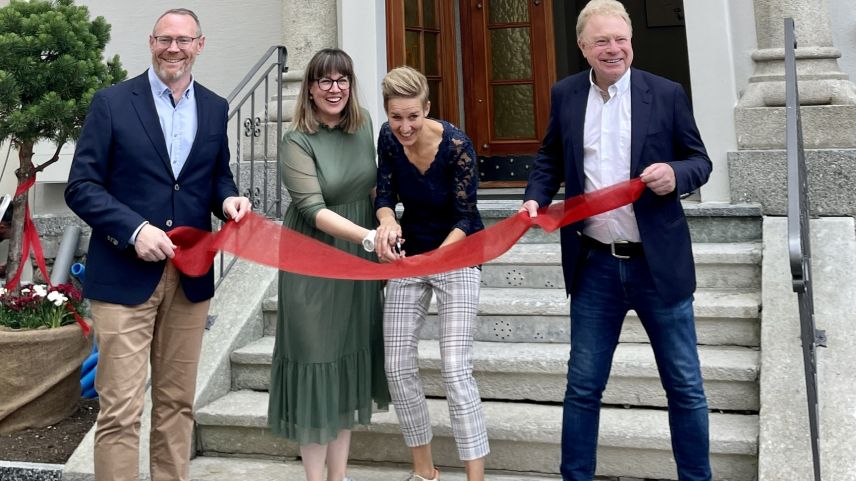 Freudige Eröffnung: CEO Silvio Schoch, die Gastgeberinnen Noëmie Ruckstuhl, Eva Leitner und Verwaltungsratspräsident Kuno Sommer. Foto: Fadrina Hofmann