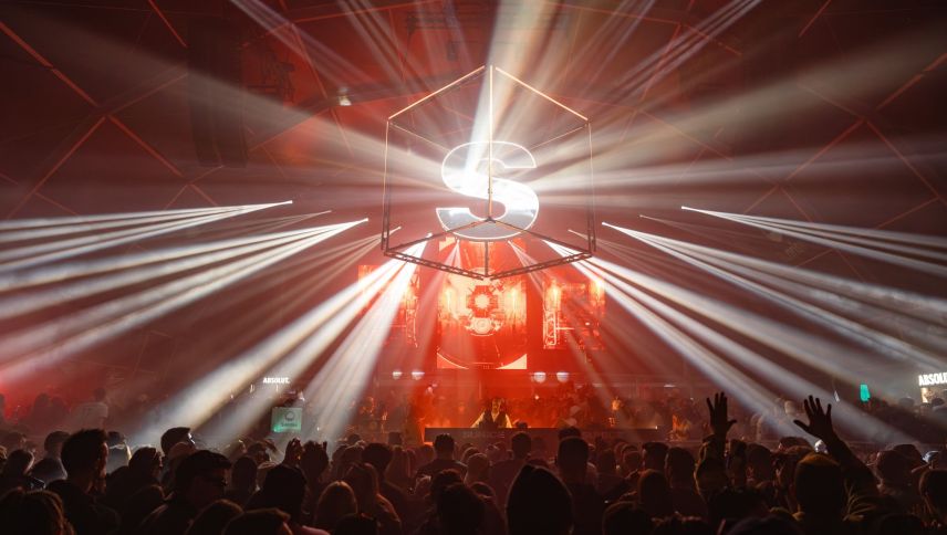 Einer der neuen Special-Effects: das markante "S", das Festival-Logo oberhalb der Mainstage. Foto: SunIce Festival