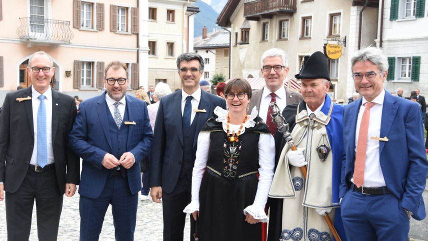 Aita Zanetti, la nouveletta presidenta dal Cussagl grond, circundada dals commembers da la Regenza grischuna e dal mas-chalch – in occasiun da las festivitats a Sent (fotografia: Nicolo Bass).