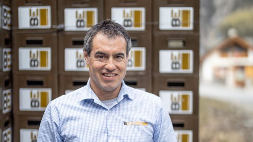 Il manader da gestiun da la Bieraria Tschlin SA ha pisserà per ün grond svilup da producziun (fotografia: Dominik Täuber).