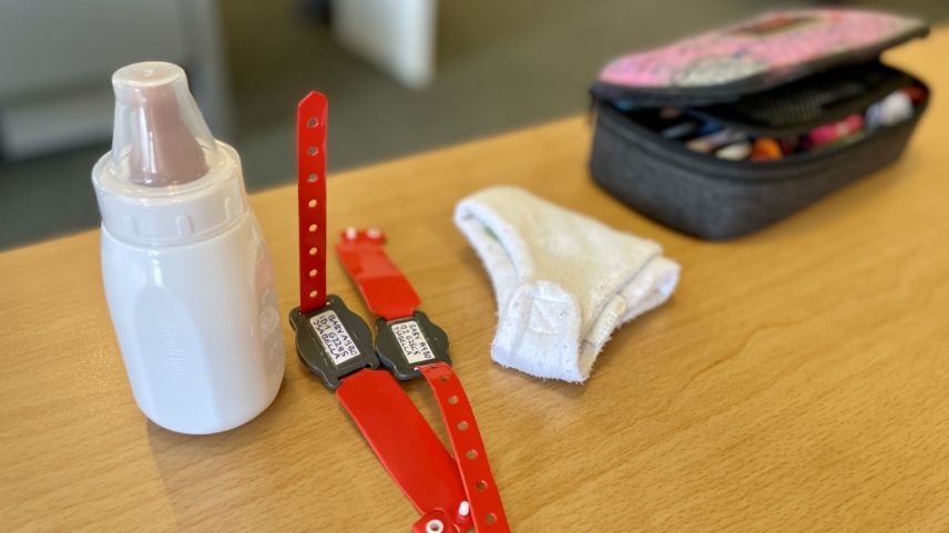 Ein elektronisches Armband zeichnet alle Aktionen auf. Foto: Fadrina Hofmann