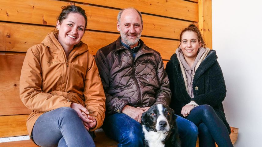 Martin Sprecher ist neu Ansprechperson der Tierkrematorium Schweiz AG für die Region Südbünden. Hier zusammen mit den beiden Kundenbetreuerinnen Andrea Walti (links) und Anja Klingebiel. Foto: Jon Duschletta