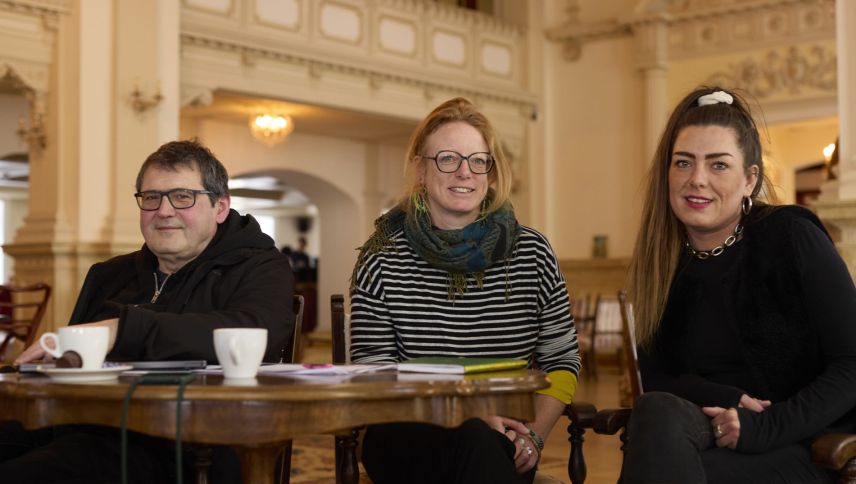 Al timun d’ün «team multifari» i’l Scuol Palace a Nairs (da schnestra): il directer da la società gestiunaria Gaetano Romano cun Chloé Müller e Lea Hummel (fotografia: Michael Steiner).