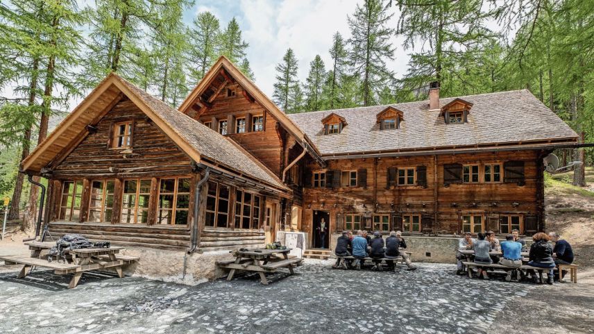 Seit dieser Sommersaison sind Nicole und Artur Naue die neuen Gastgeber auf der Chamanna Cluozza. Foto: SNP/Hans Lozza