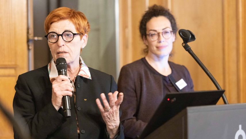 Urezza Famos (a schnestra) e Gianna Luzio, las duos co-presidentas da la Lia Rumantscha in occasiun d’ün inscunter cun parlamentaris e collavuraturas in Chasa federala a Berna, in december 2024. fotografia: LR/Monika Flückiger