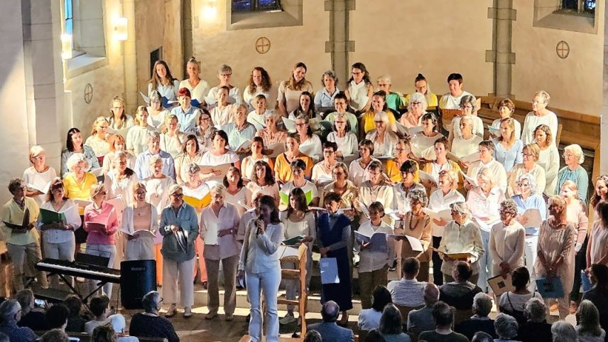 Il prüm concert dal cor da duonnas ha pisserà per üna baselgia plaina (fotografia: Leta à Porta).