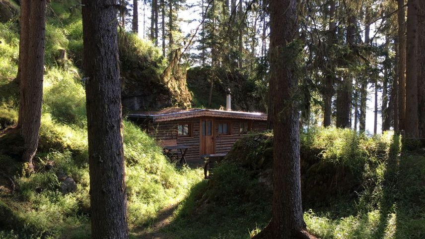 La chamonna a Tramblai/S-chalambert vaiva fabrichà il bap dals fradgliuns Quadroni. Plüssas famiglias e plüs partits in cumün da Valsot han chamonnas sün parcellas in dret da fabrica (fotografia: Adam Quadroni).